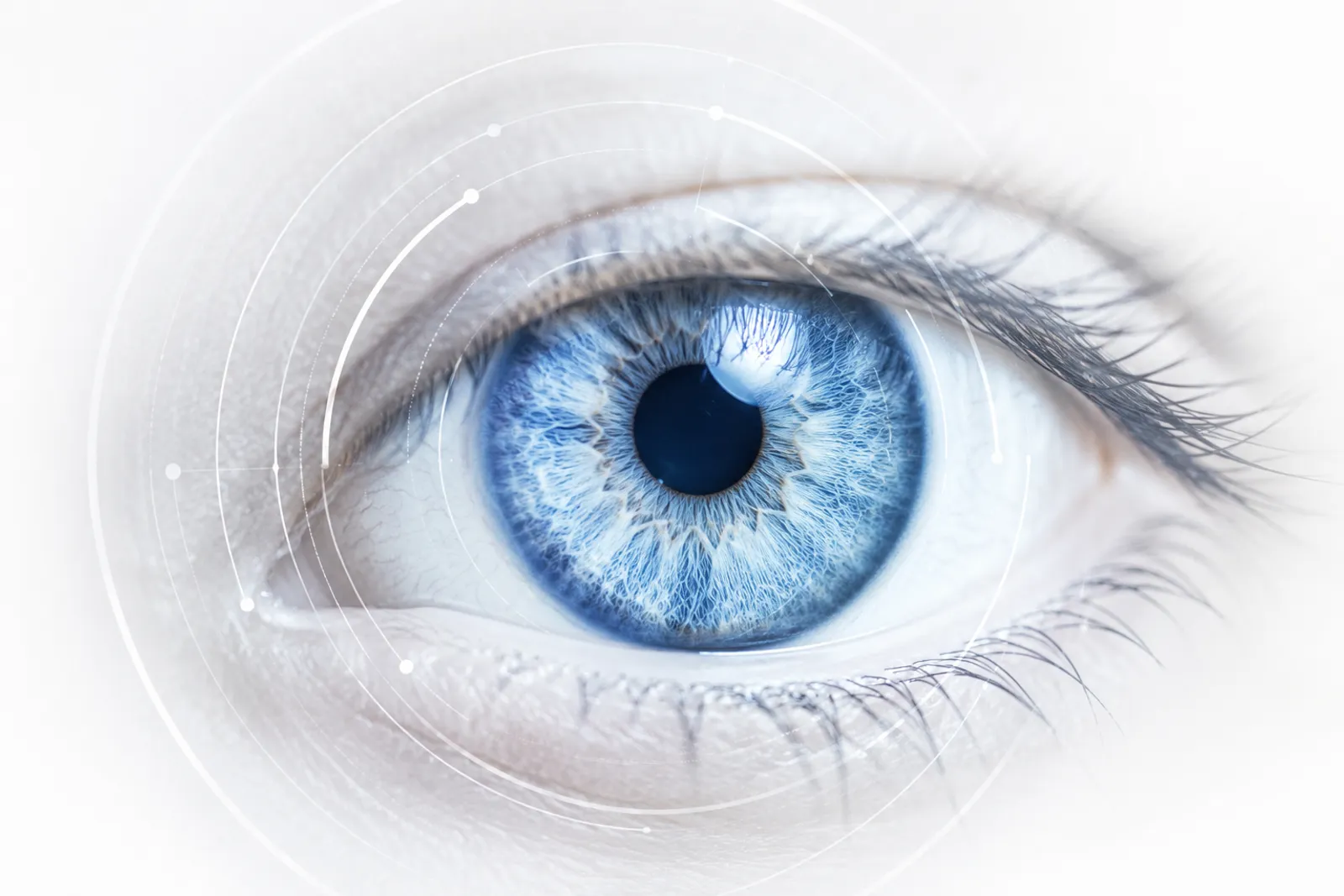 Nahaufnahme eines blauen Auges mit feinen Lichtkreisen – Sinnbild für den wachen, fokussierten Zustand während der Hypnose
